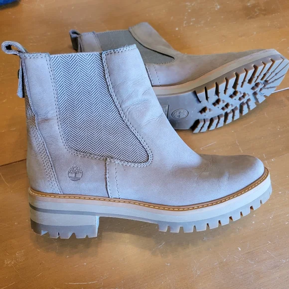 Timberland Women's Courmayeur Valley Chelsea Boot in taupe nubuck leather - Picture 1 of 11